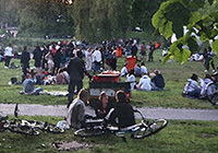 Blick auf feiernde Menschen am vor den Aasee-Kugeln