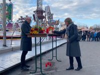 Oberbürgermeister Markus Lewe und seine Ehefrau Maria legen am Tatort auf dem Send ein Blumengebinde nieder und zünden eine Kerze an.