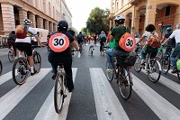 Bologna, Fahrradtag, viele Radfahrer mit einem Schild "30" auf dem Rücken