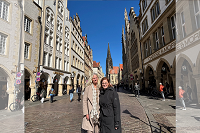 Besuch aus unserer norwegischen Partnerstadt Kristiansand, zwei Frauen, Kirche im Hintergrund