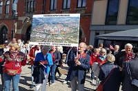 Umzug am norwegischen Nationalfeiertag, Menschen, norwegische Nationalflagge