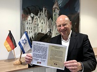 Oberbürgermeister Markus Lewe präsentiert die Partnerschaftsurkunde Münster - Rishon Lezion