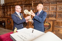 Friedenssaalempfang: Oberbürgermeister Markus Lewe überreicht Lublins Stadtpräsident Dr. Krzysztof Żuk den Goldenen Hahn.