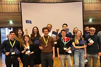 Gruppenbild: Teilnehmende des SimEP 2022 mit Europafähnchen in der Hand