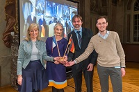 Empfang zu 60 Jahren Élysée-Vertrag, Menschen halten deutsche und französische Fähnchen in der Hand