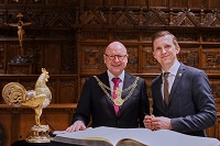 Bürgermeister aus Kristiansand, Friedenssaalempfang, zwei Personen, der goldene Hahn