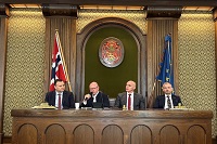 Europäische Konferenz für Demokratie und Menschenrechte in Kristiansand, vier Personen, männlich, sitzen am Podium