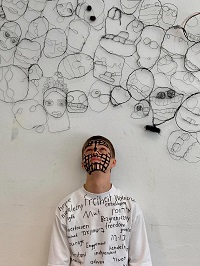 Kunstwerk, ein Junger mit bemahlten Gesischt