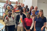Akteurskreis Ghana: Gruppenbild, viele Menschen stehen auf der Treppe