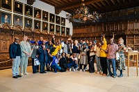 Studierendenaustausch, Gruppenbild, großer Raum