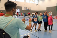 Guppenbild, drei Jugendliche, große Sporthalle