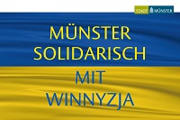 Ukrainische Flagge mit einem Schriftzug "Münster solidarisch mit Winnyzja"