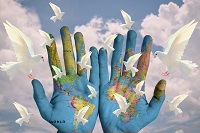 Weltkarte auf Hände gemalt, weiße Friedenstauben
