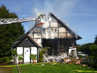 Foto: Löscharbeiten nach Explosion auf einem Bauernhof