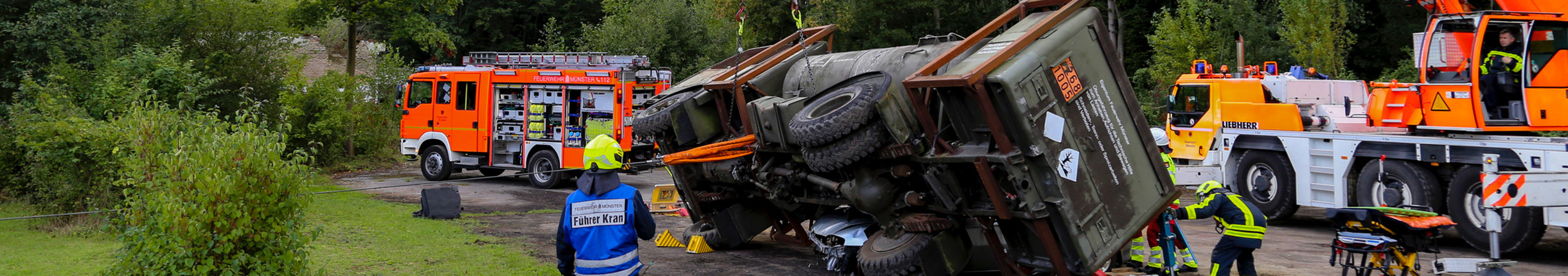 Ein umgekippter Lkw wird mit Hilfe eines Feuerwehrkrans geborgen