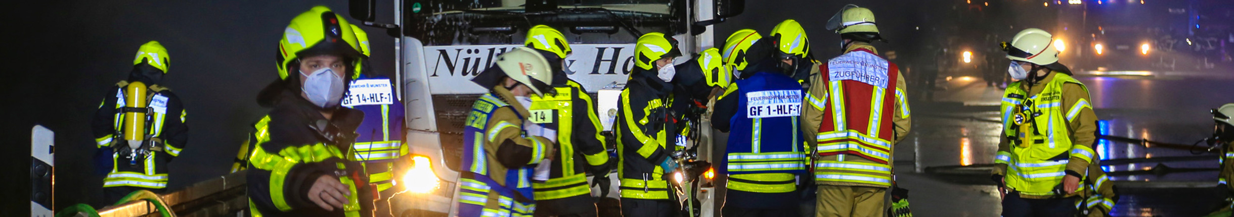 Feuerwehrleute aus Münster und Greven arbeiten bei einem Unfall auf der Autobahn zusammen