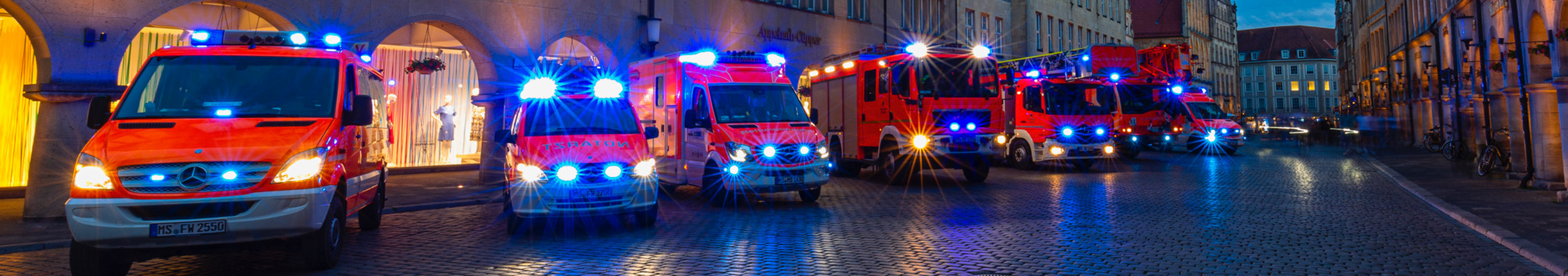 Fahrzeuge mit Blaulicht auf dem Prinzipalmarkt