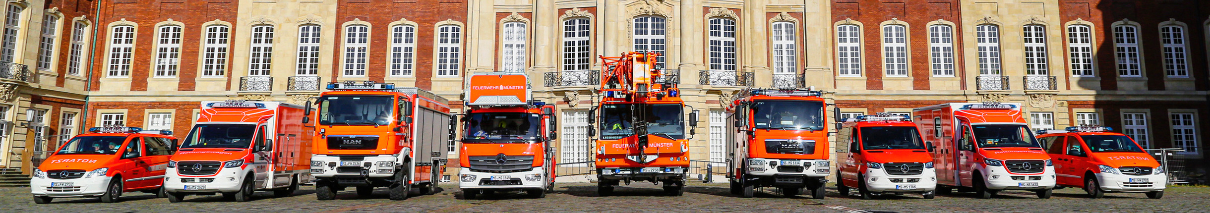 Verschiedene Feuerwehrfahrzeuge vor dem münsterschen Schloss aufgestellt