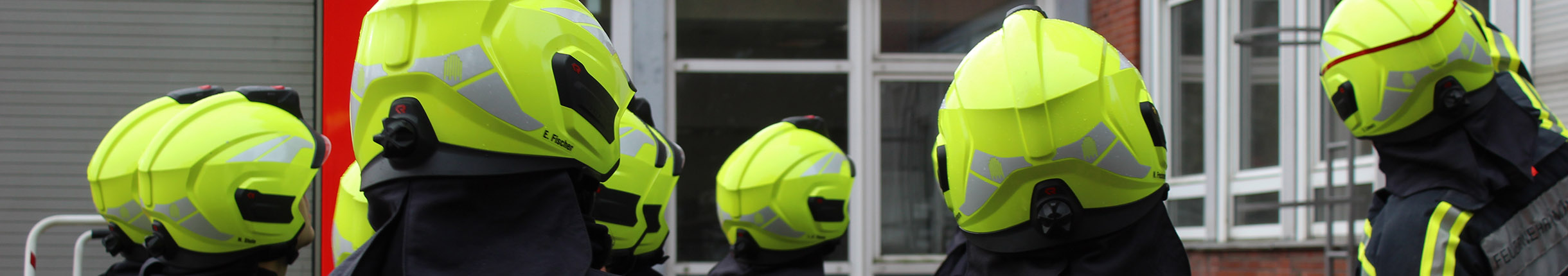 Einsatzkräfte der Feuerwehr mit neongelben Helmen