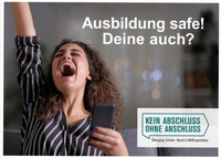 Infoboard Plakat Infoboard: Eine junge Frau reckt einen Arm in die Höhe, dazu der Schriftzug 'Ausbildung safe! Deine auch?'