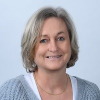 Frau mit mittellangen blonden Jahren, lächelt