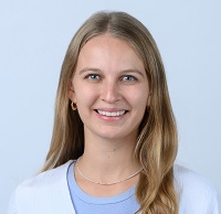 Junge Frau mit langen blonden Jahren, lächelt
