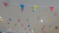 Bunte Fähnchen an der Decke