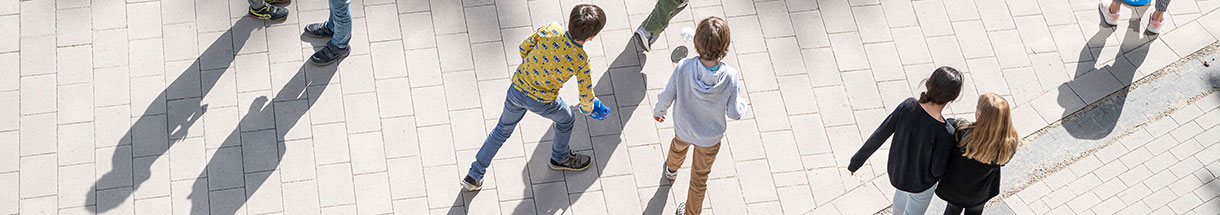 Blick von oben auf spielende Kinder