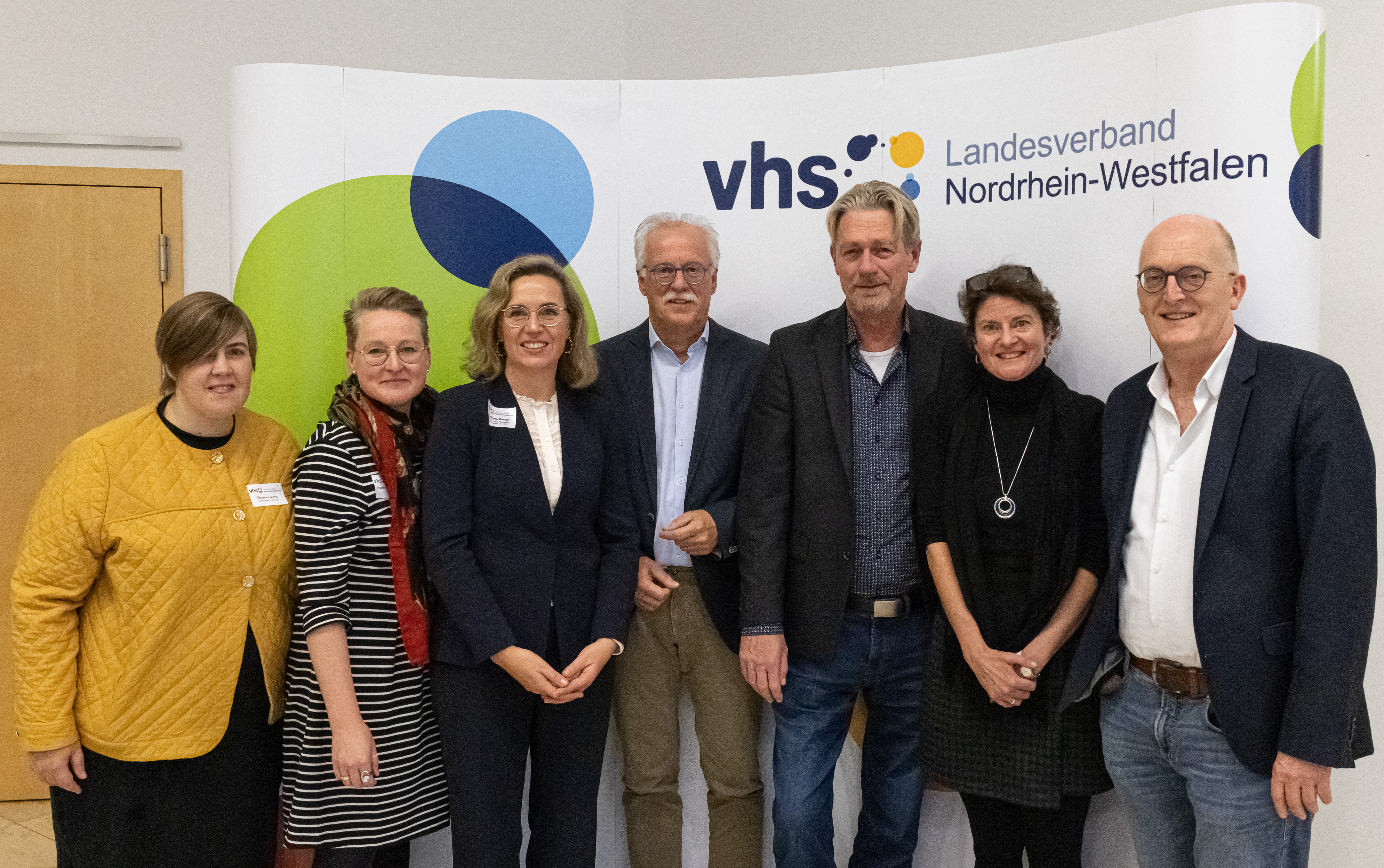 Mitgliederversammlung der Volkshochschulen NRW: Miriam Erkens, Esther Joy Dohmen, Dr. Marie Batzel, Klaus Hebborn, Dr. Thomas Erler, Nicole Grüdl-Jakobs (alle Mitglieder des Präsidiums), Josef Lieneke (Mitglied des Aufsichtsrats)