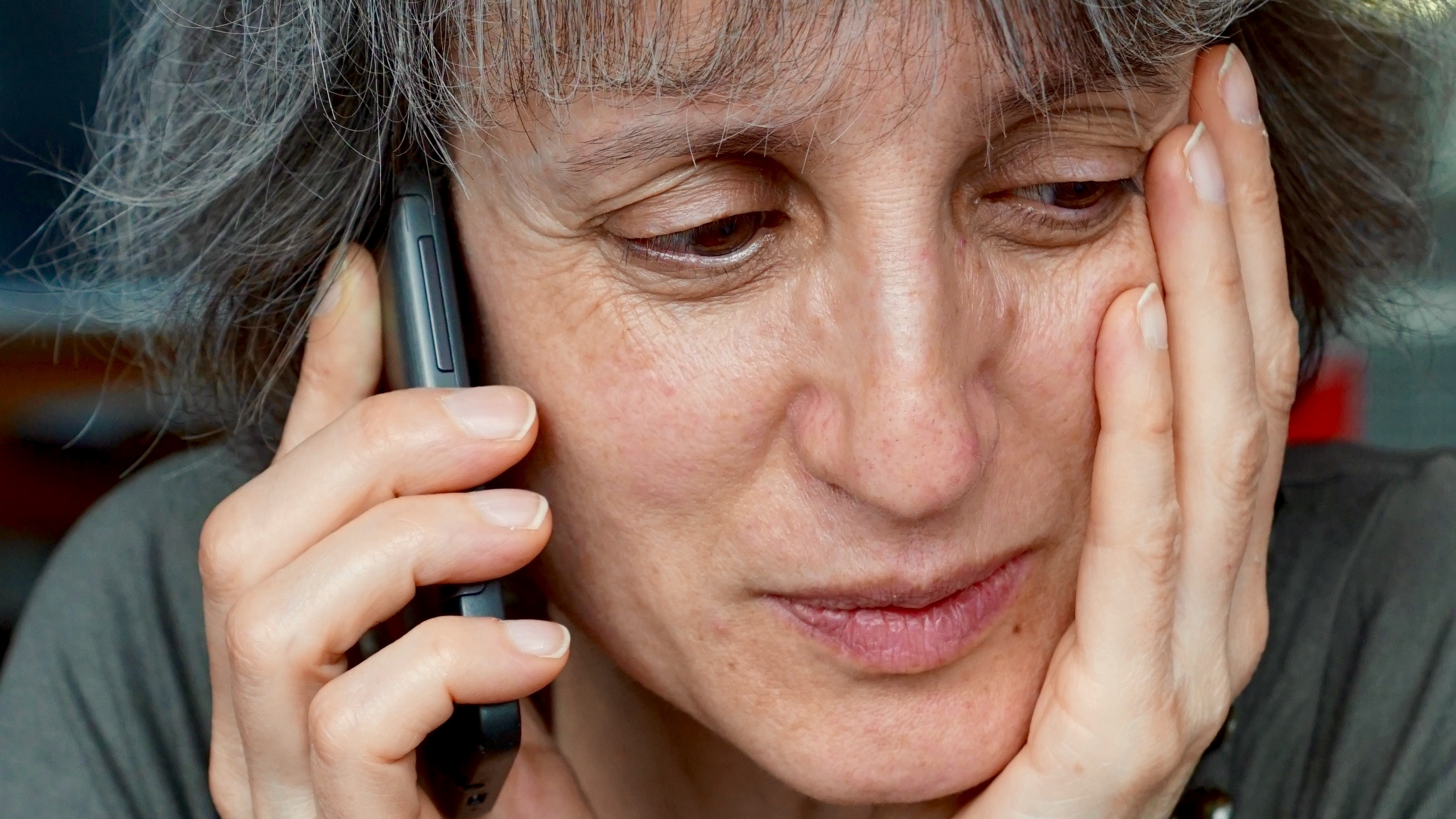 Frau mit Telefon in der Hand