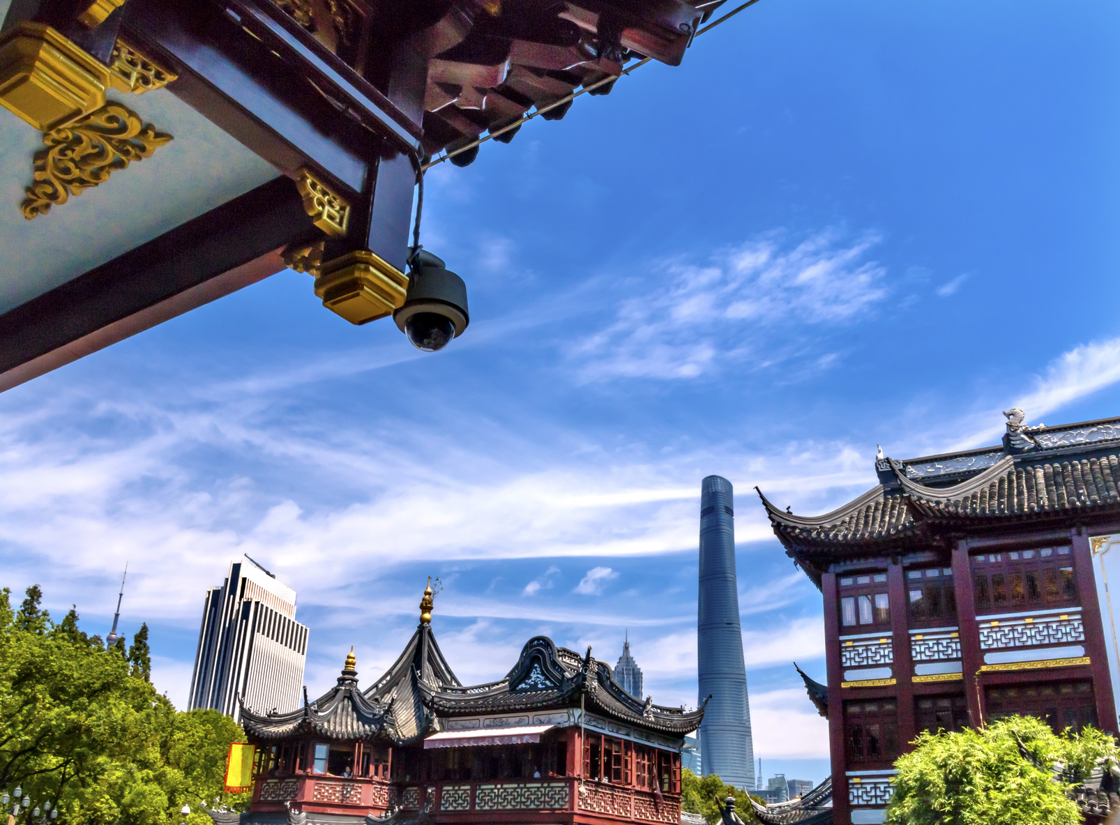 Stadtaufnahme mit traditionellen chinesischen Gebäuden in Shanghai