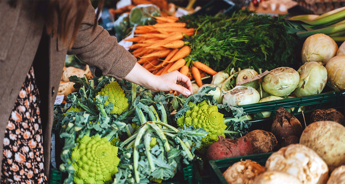 Zusehen sind viele verschiedene frische Gemüsesorten, ausbreitet auf einem Markttisch