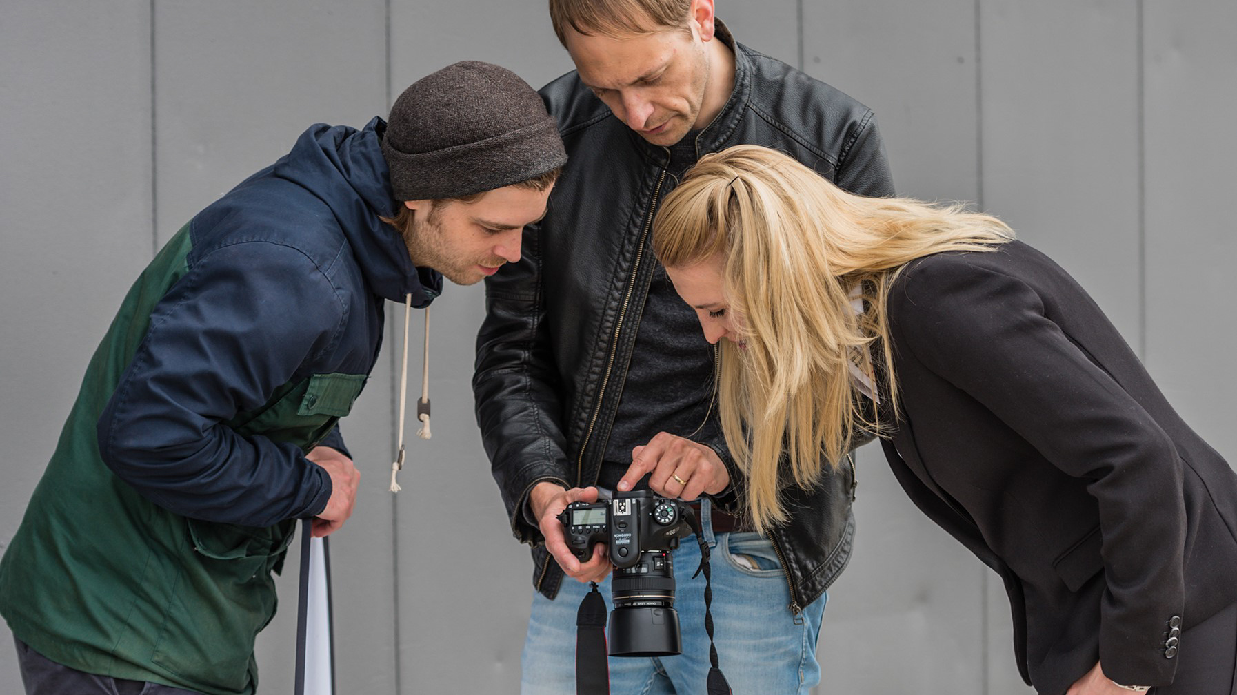 Florian Kochinke mit zwei Personen und Kamera