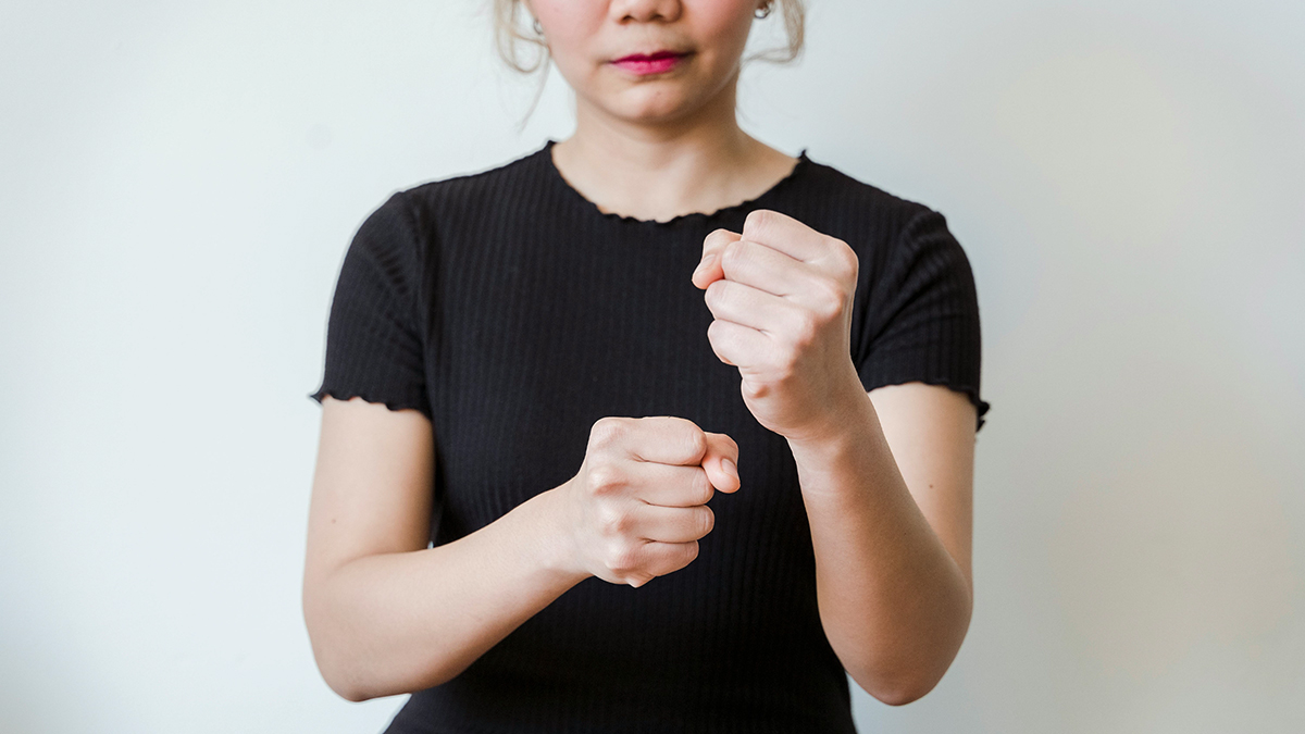 Frau verteidigt sich mit Fäusten