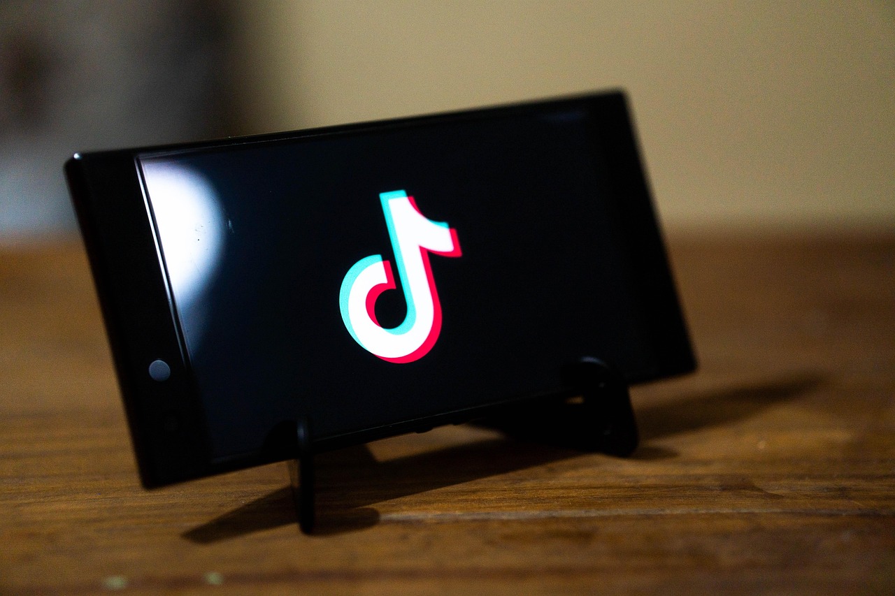Smartphone mit unscharfem Logo der App Tiktok