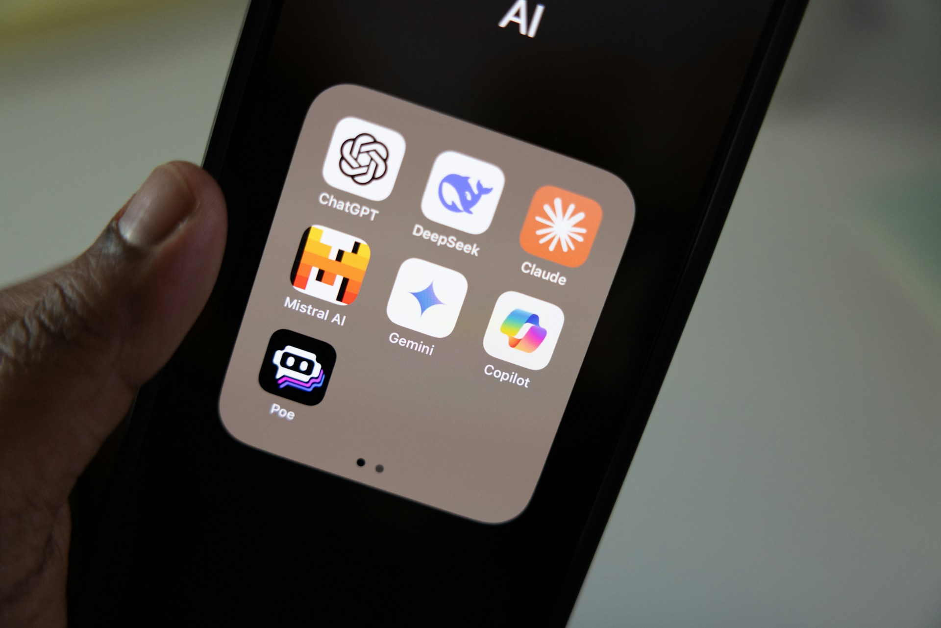 Smartphone mit verschiedenen KI-Applikationen