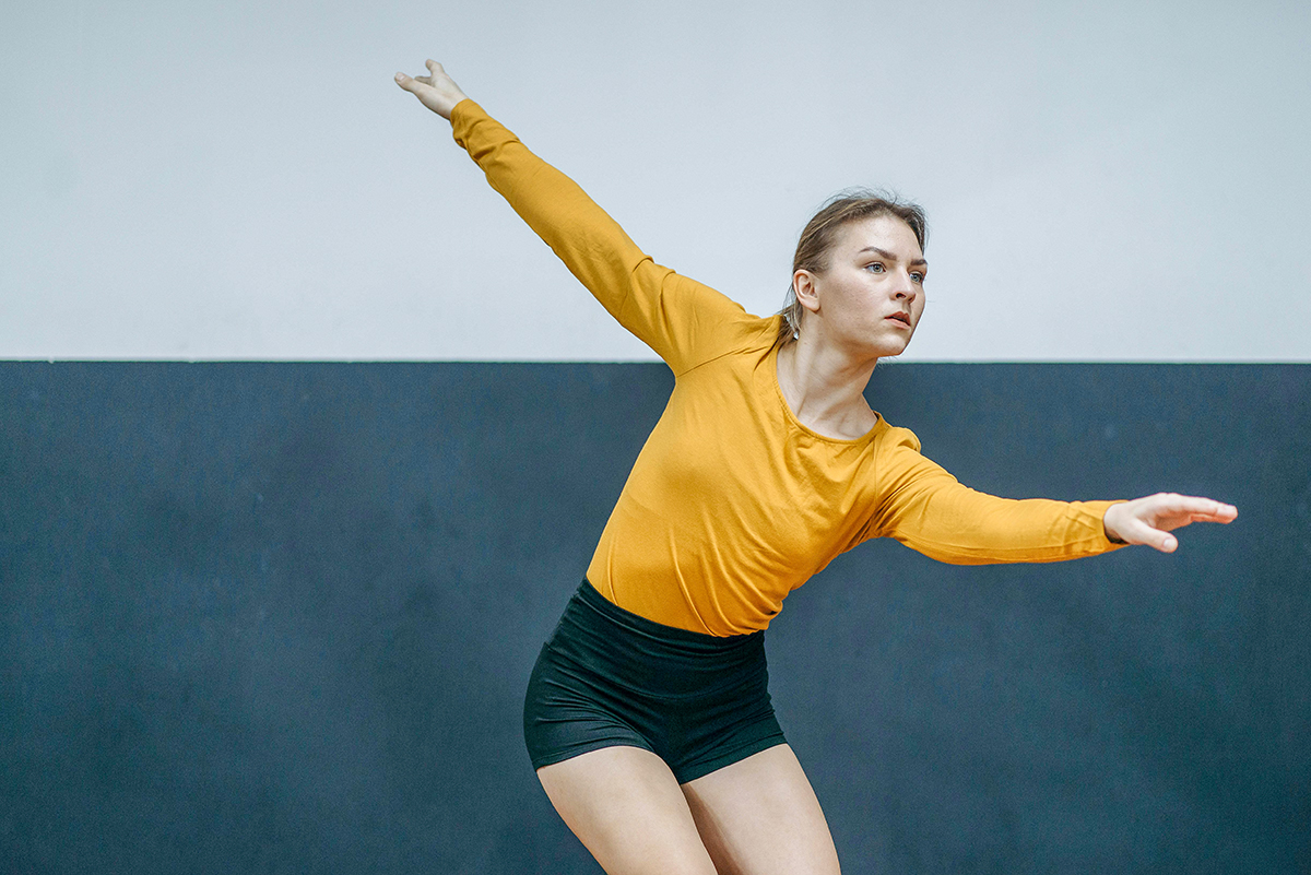 Junge Tänzerin in der Sporthalle