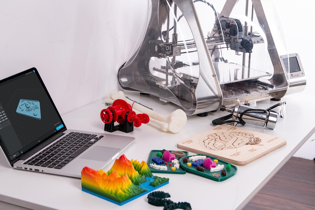 3D-Drucker mit Laptop auf einem Schreibtisch