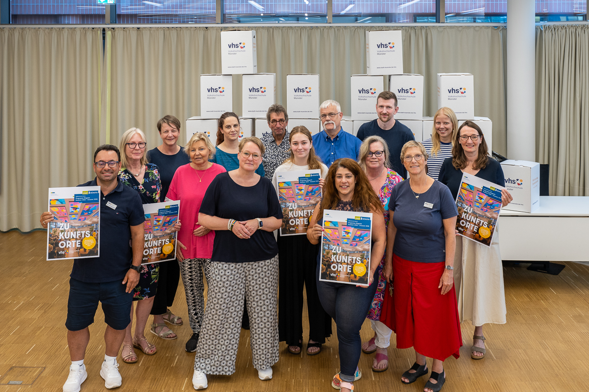 Das Team der vhs Münster präsentiert das neue Jahresprogramm Sommer 2025/2026