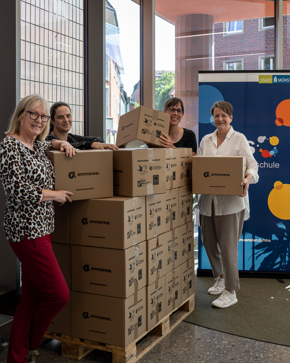 Dr. Susanne Eichler, Isabelle Ochsenfarth,  Dr. Sandra Mischliwietz und Heike Epping-Hellrung mit den Bücherkisten.