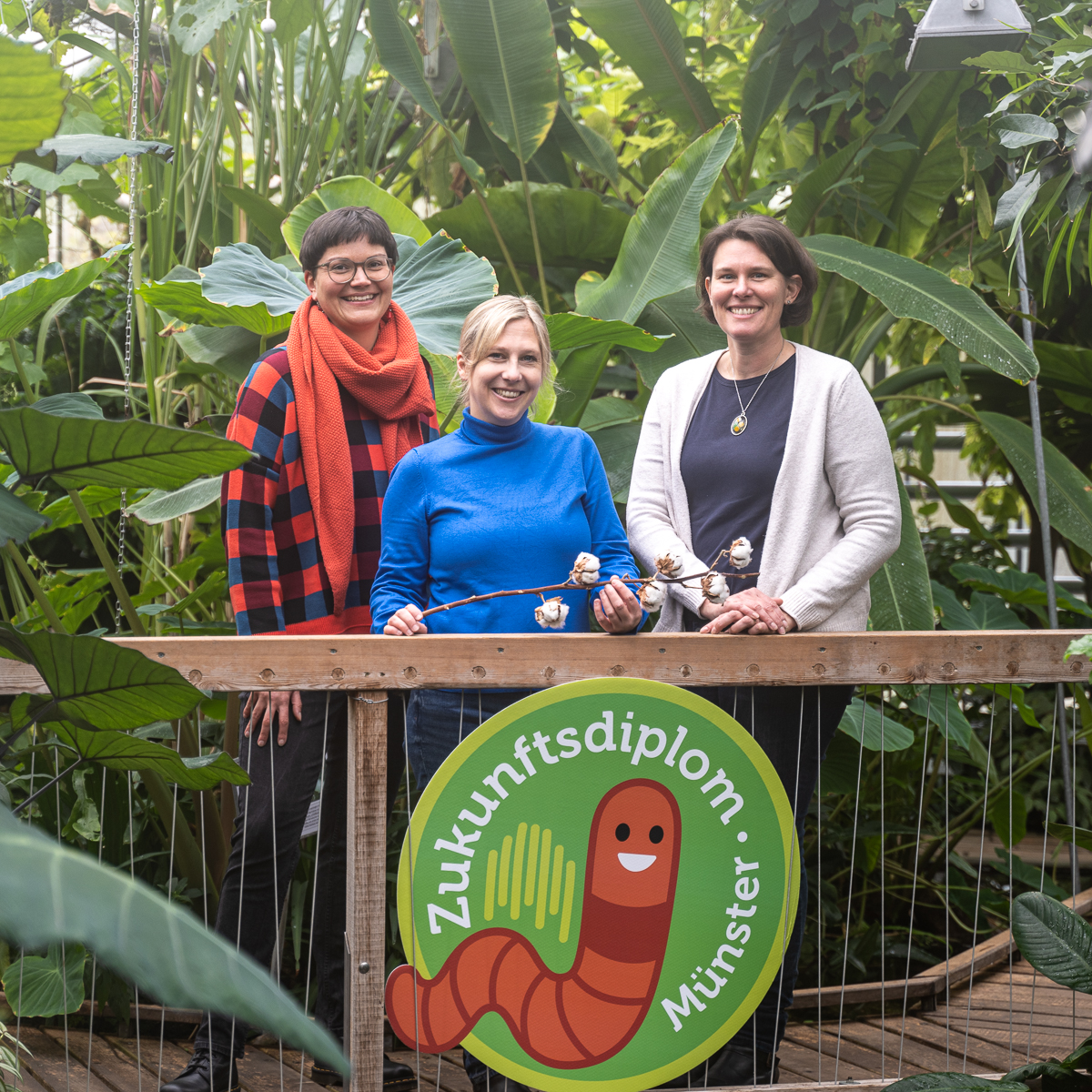 Was Faserpflanzen alles können: Beim Kinderzukunftsdiplom im Botanischen Garten mit Laura Hebling vom Amt für Grünflächen, Umwelt und Nachhaltigkeit, Regula Püschel, Koordinatorin in der VHS Münster und Dr. Mirja Hentschel vom Botanischen Garten Münster