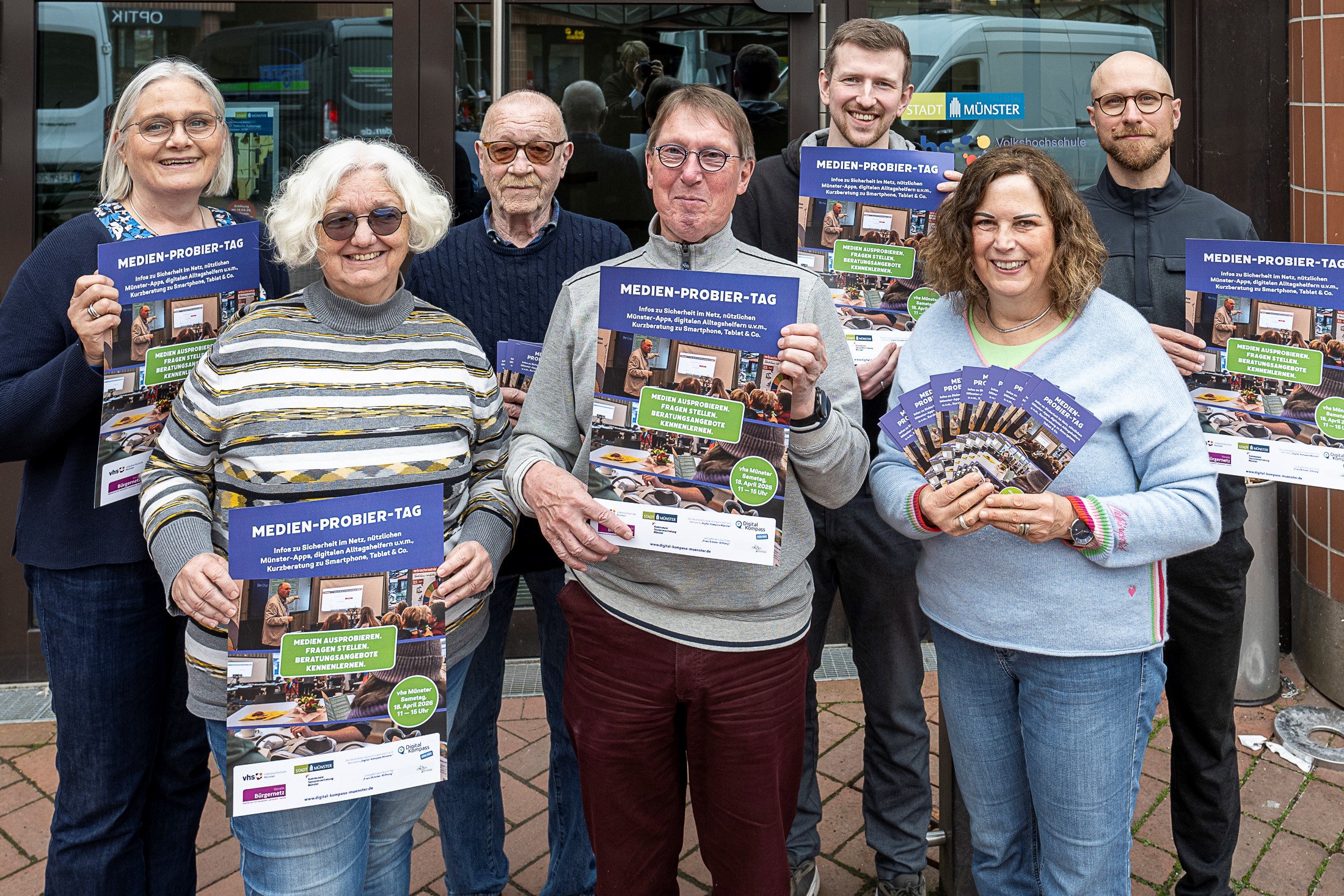 Gruppenbild mit Plakaten in den Händen