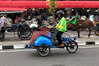 Mann aus Indonesien fährt auf einem Dreirad