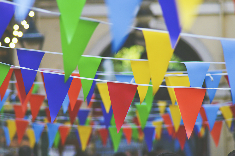 Bunte Fähnchen schmücken den Prinzipalmarkt in Münster
