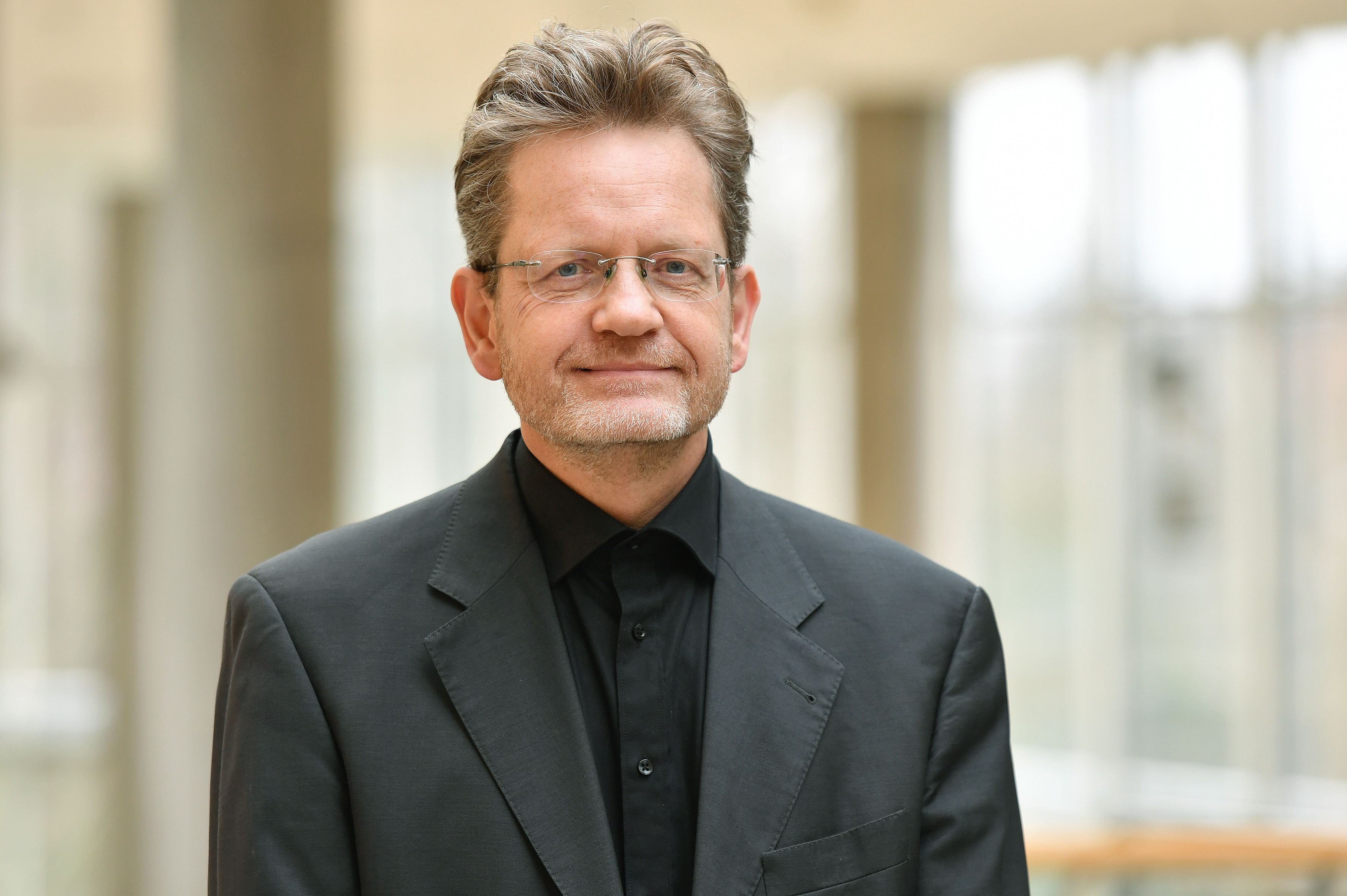 Mann mit grauem Jacket