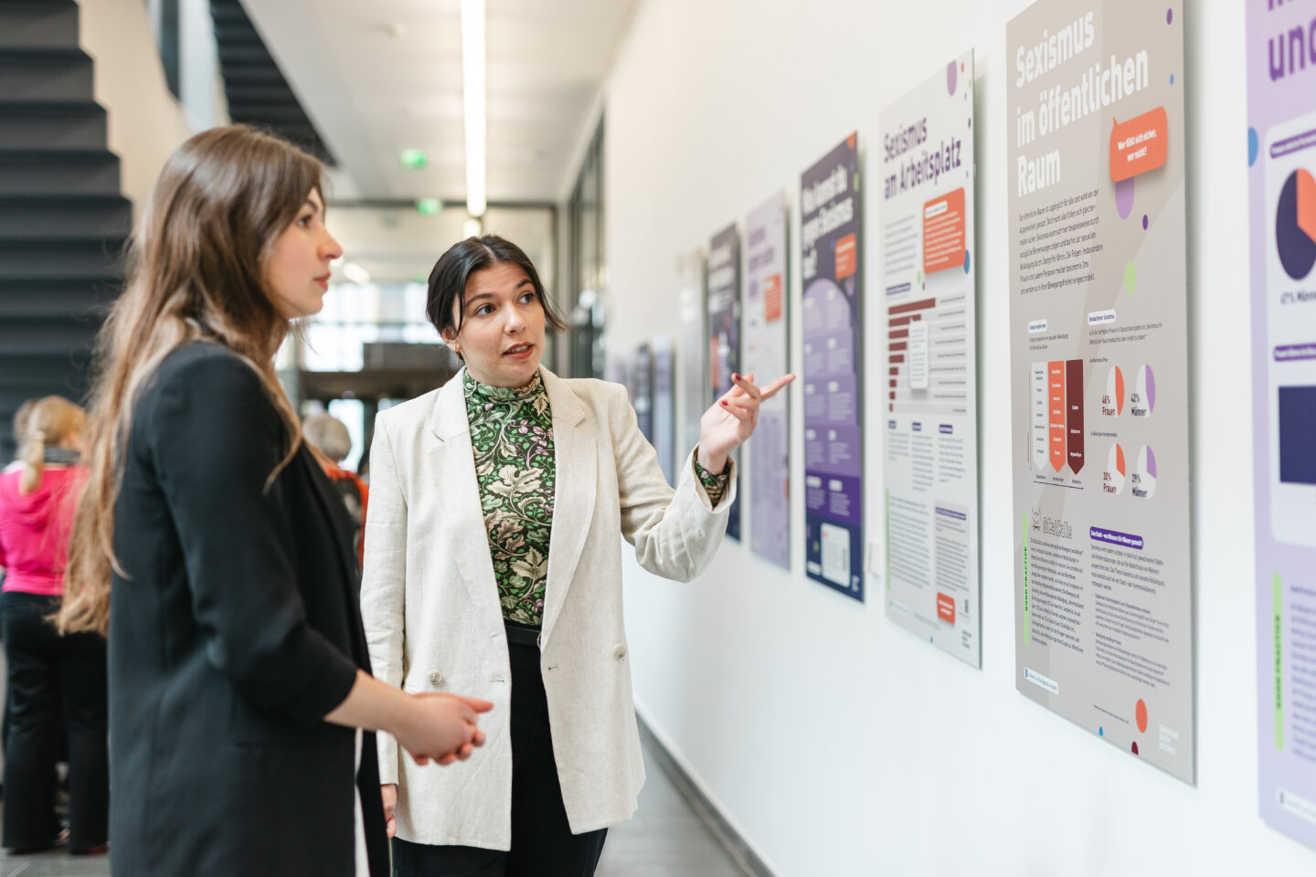 Frauengruppe vor Plakatausstellung