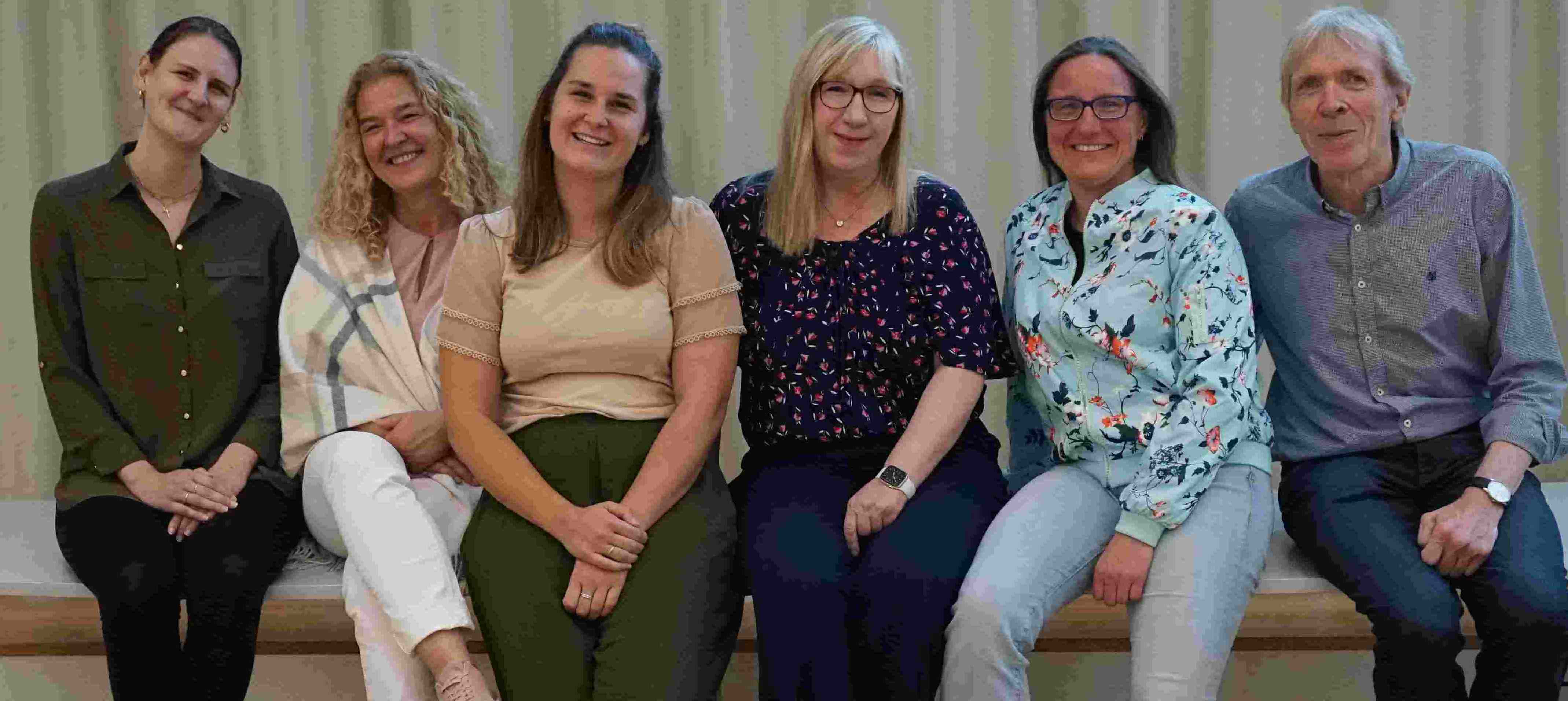 Gruppenbild der nebeneinander sitzenden Personen.