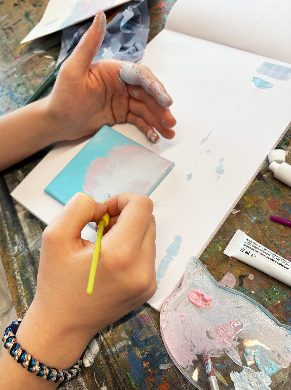 Jugendliche macht eine Collage