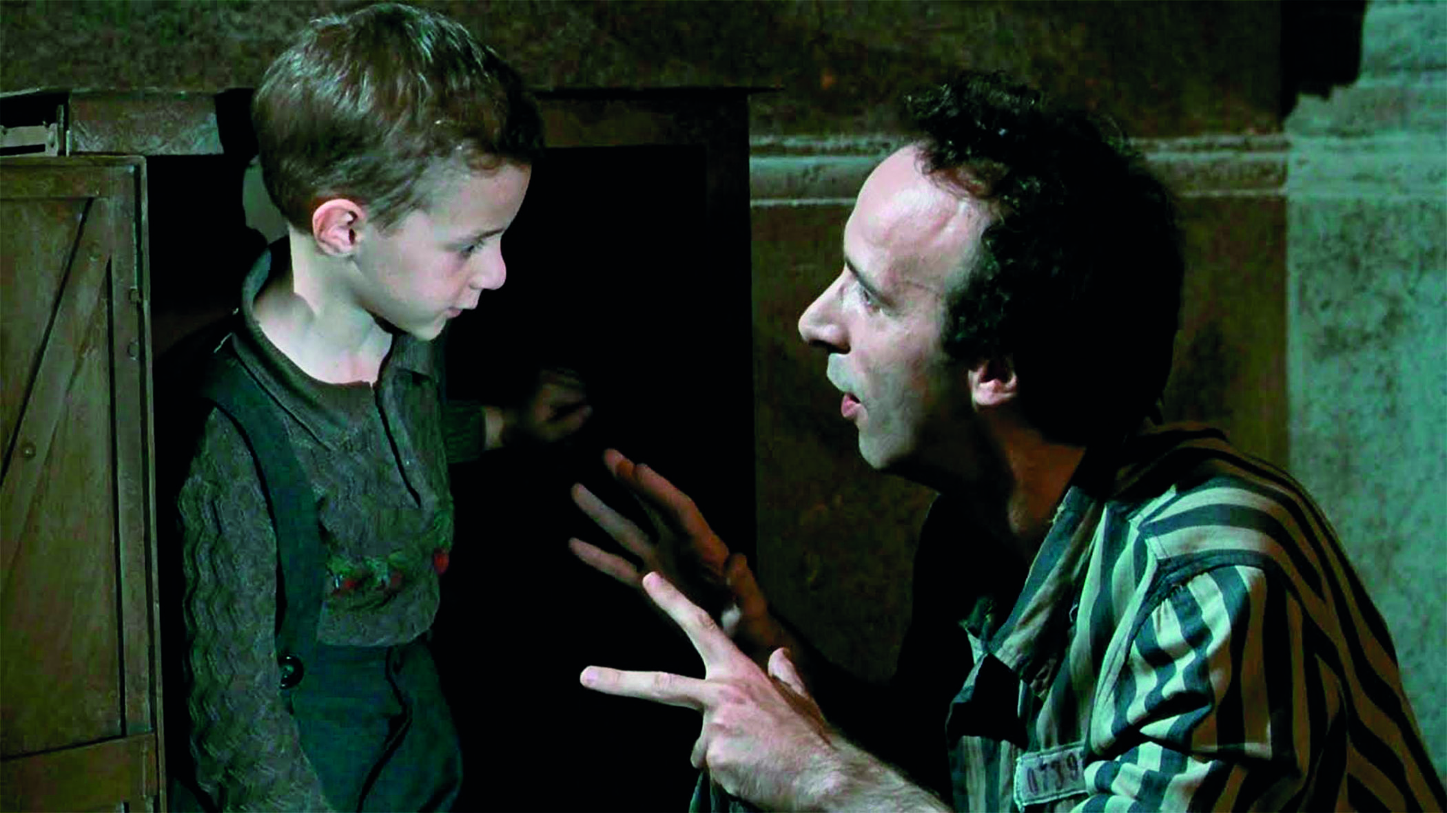 Kleiner Junge mit Vater in KZ-Lagerkleidung