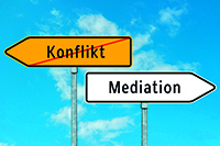 Schilder 'Konflikt' und 'Mediation' vor Himmelhintergrund